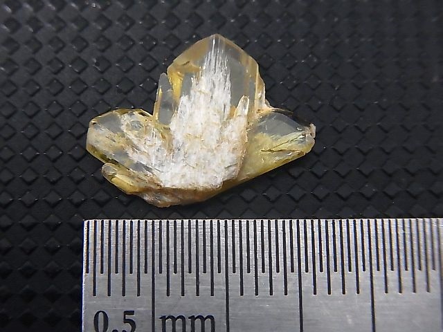 画像: マダガスカル産クリソベリル３連双晶(macle) 3.0カラット