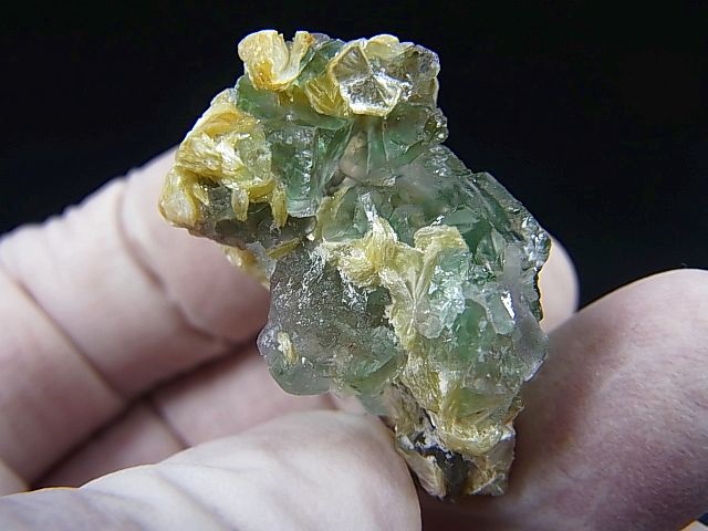 画像: ナミビア・エロンゴ産フローライト＆モスコバイト原石 18.5g