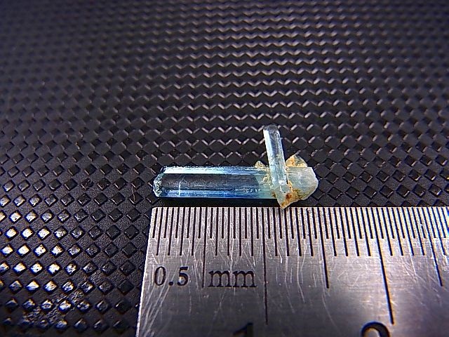 画像: ジェムグレード宝石需要品質：ベトナム産アクアマリン柱状結晶原石（連晶） 1.1カラット