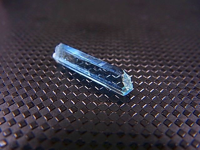 画像: ジェムグレード宝石需要品質：ベトナム産アクアマリン柱状結晶原石 1.9カラット