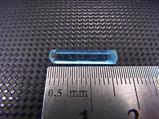 画像: ジェムグレード宝石需要品質：ベトナム産アクアマリン柱状結晶原石 1.9カラット