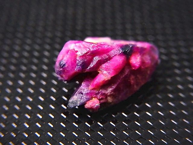 画像: ベトナムLuc Yen産シルキーサファイア原石（犬牙型/バイカラー）クラスター 10.2カラット