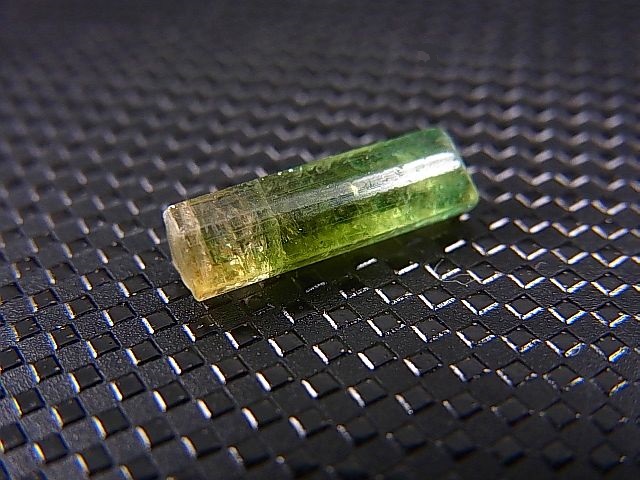 画像: ベトナムMinh Tien産バイカラートルマリン柱状結晶原石 1.8カラット