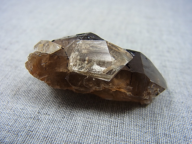 画像: ベトナム・タインホア産ダブルトパーズ付きスモーキー水晶 23.5g