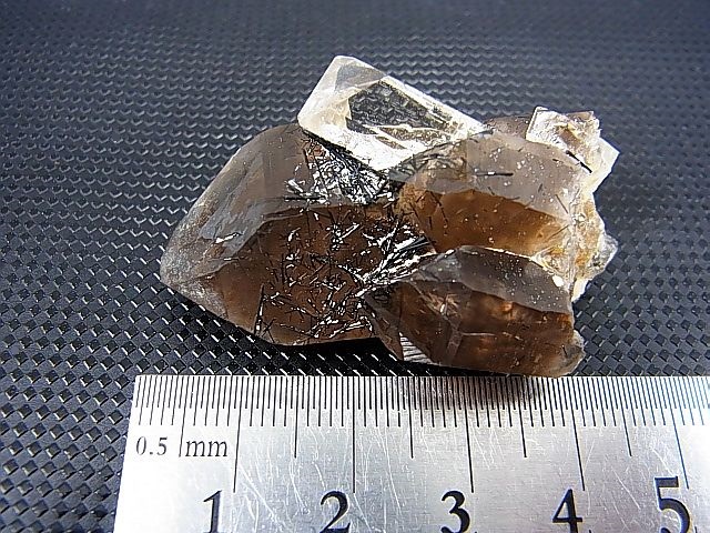 画像: ベトナム・タインホア産ダブルトパーズ付きスモーキー水晶 23.5g