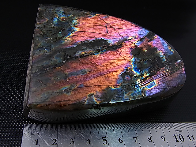 画像: キャビネットサイズ：マダガスカル産ラブラドライト研磨原石（パープルピンク＆ブルーマトリクス） 615.3g