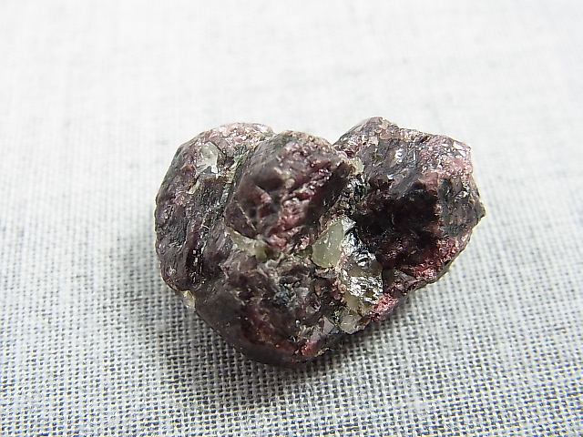 画像: フィンランド・ヘルシンキ産アルマンディンガーネット4連双晶原石 10.9g
