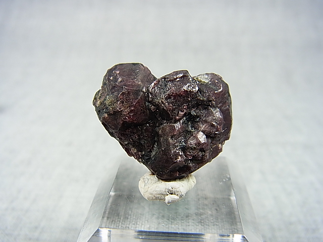 画像: フィンランド・ヘルシンキ産アルマンディンガーネット4連双晶原石 10.9g