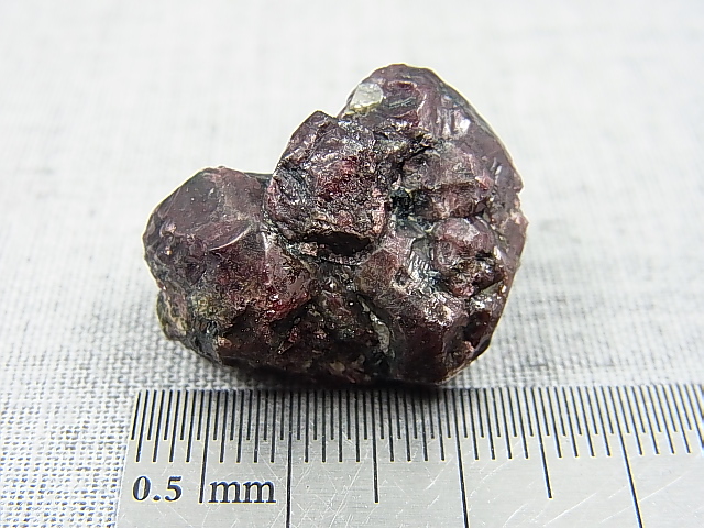 画像: フィンランド・ヘルシンキ産アルマンディンガーネット4連双晶原石 10.9g