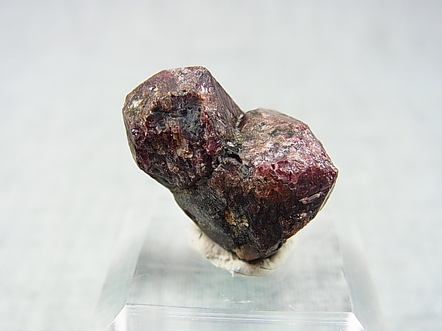 画像: フィンランド・ヘルシンキ産アルマンディンガーネット双晶原石 8.5g