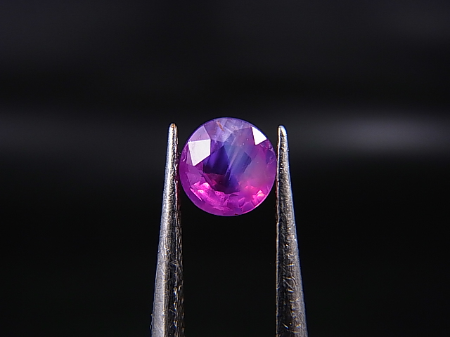 画像1: ベトナムLuc Yen産ホットピンクシルキーサファイア・ルース（ラウンドカット/バイカラー） 0.6カラット