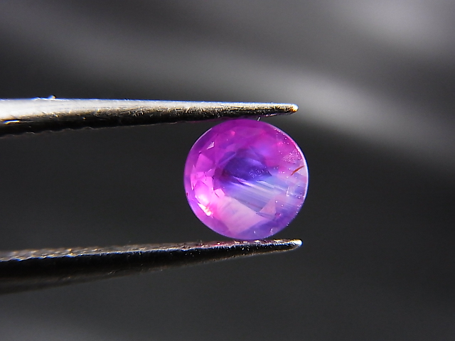 画像2: ベトナムLuc Yen産ホットピンクシルキーサファイア・ルース（ラウンドカット/バイカラー） 0.6カラット