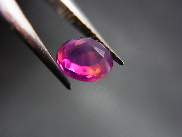 画像: ベトナムLuc Yen産ホットピンクシルキーサファイア・ルース（ラウンドカット/バイカラー） 0.6カラット