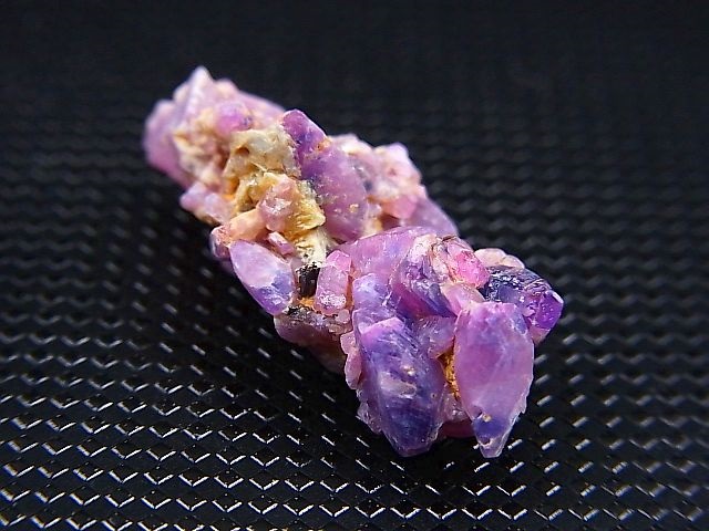 画像: ベトナムLuc Yen産シルキーサファイア原石（犬牙型/バイカラー）クラスター 26.2カラット