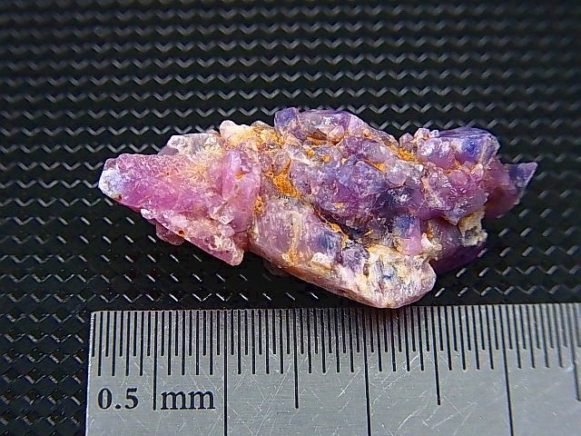 画像: ベトナムLuc Yen産シルキーサファイア原石（犬牙型/バイカラー）クラスター 26.2カラット