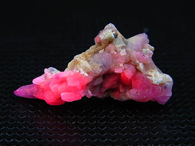 画像: ベトナムLuc Yen産シルキーサファイア原石（犬牙型/バイカラー）クラスター 15.7カラット