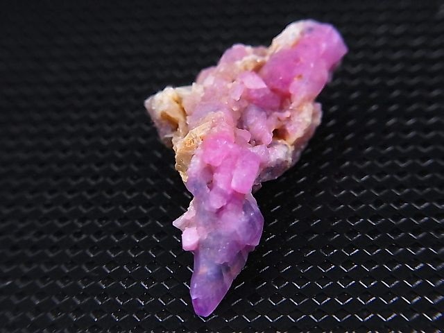 画像: ベトナムLuc Yen産シルキーサファイア原石（犬牙型/バイカラー）クラスター 15.7カラット