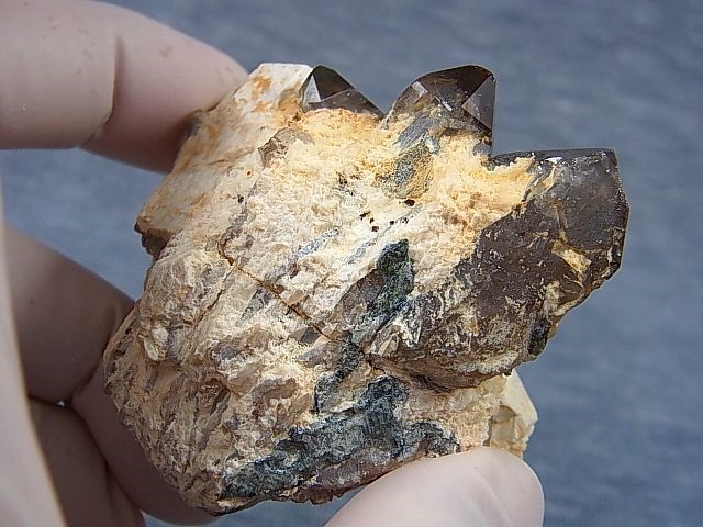 画像: ベトナム・タインホア産スモーキー水晶（カオリナイト/微斜長石） 134.7g