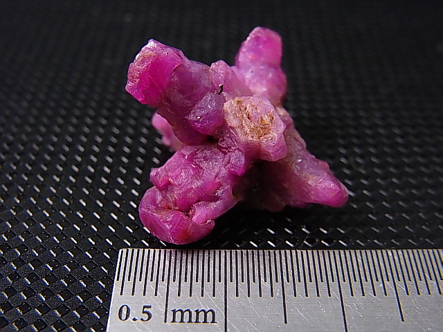 画像: ベトナムLuc Yen産ルビー（犬牙型多連晶）クラスター 27.7カラット