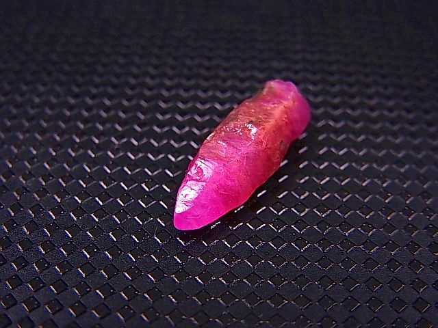 画像: ベトナムLuc Yen産シルキーサファイア原石（犬牙型） 4.1カラット