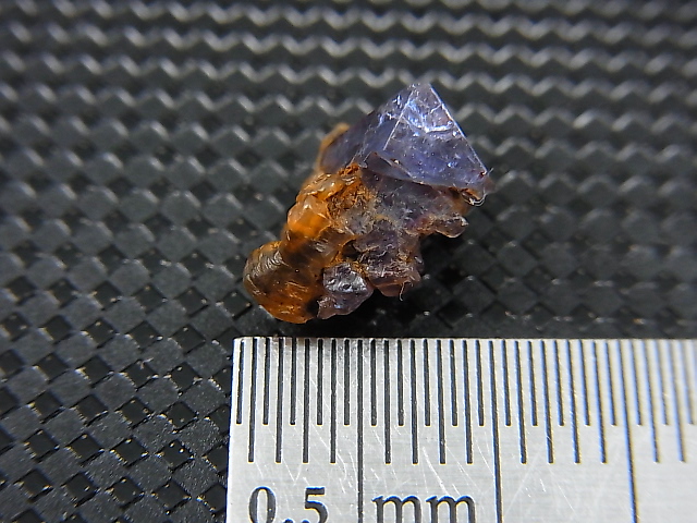 画像: ベトナムLuc Yen産コバルトスピネル原石八面体結晶（蛍光/カラーチェンジ） 2.7カラット