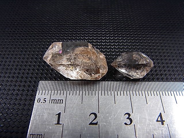 画像: パキスタン・クエッタ産蛍光オイル入りＤＴ水晶 2点セット トータル 4.8g