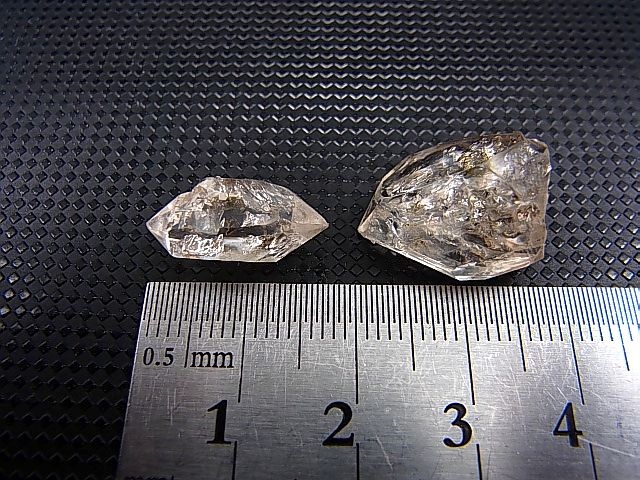 画像: パキスタン・クエッタ産蛍光オイル入りＤＴ水晶 2点セット トータル 4.4g