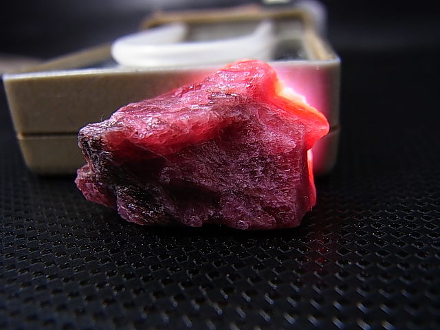 画像: ブラジル産ヴィヴィッドレッドロードナイト原石 11.0g