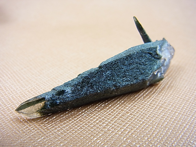 画像: ガネーシュヒマール・リー産クローライト入りレーザーポイント水晶（貫入り） 7.5g