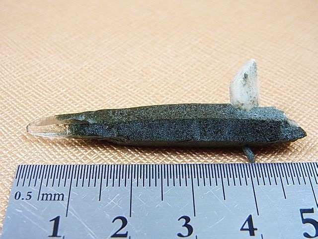 画像: ガネーシュヒマール・リー産クローライト入りレーザーポイント水晶（貫入り） 3.8g