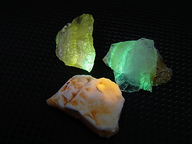 画像: Hokkaidoite北海道然別湖産蛍光オパール原石 3点セット トータル 3.6g