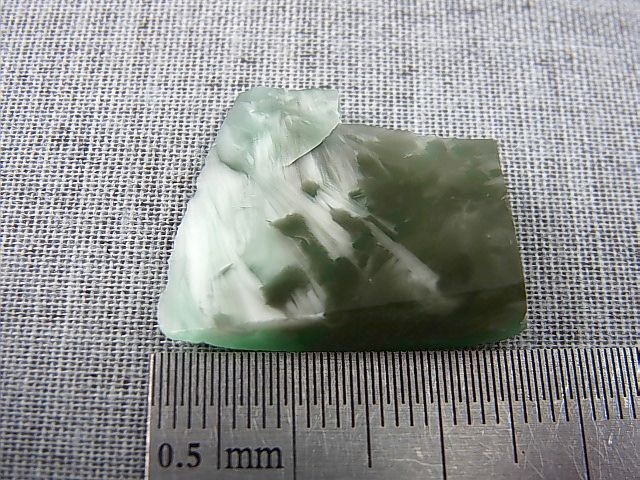 画像: ヴィクトリアストーン（飯盛ラボストーンIL-stone）レアカラー：グリーンシルバー原石 22.2カラット