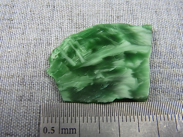 画像: ヴィクトリアストーン（飯盛ラボストーンIL-stone）ダークグリーン原石 15.8カラット