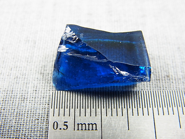 画像: 飯盛ラボストーン（IL-stone）「レアカラー：ロンドンブルートパーズカラー」ガラス原石 16.2カラット