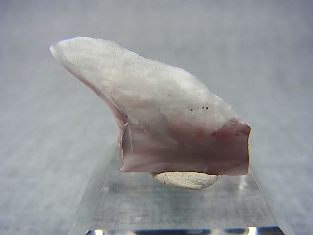 画像: ヴィクトリアストーン（飯盛ラボストーンIL-stone）ピンク原石（イエロー蛍光） 13.6カラット