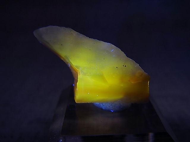 画像: ヴィクトリアストーン（飯盛ラボストーンIL-stone）ピンク原石（イエロー蛍光） 13.6カラット