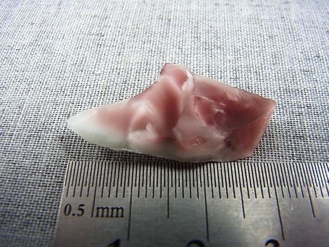 画像: ヴィクトリアストーン（飯盛ラボストーンIL-stone）ピンク原石（イエロー蛍光） 13.6カラット