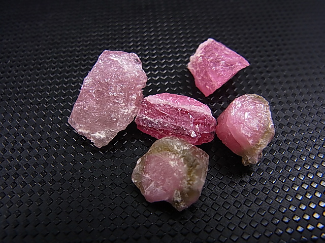 ピンクトルマリン原石1.8キロ ピンクトルマリン 原石 378g 母岩付き｜天然石原石通販キラリ石