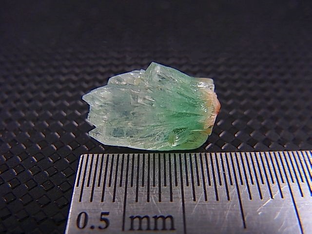 画像: インド・マハラシュトラ州産グリーンアポフィライト結晶原石 0.8g