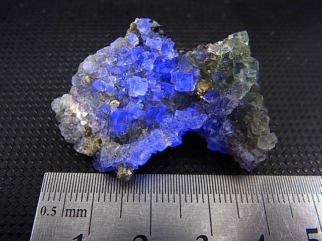 画像: ナミビア・エロンゴ産フローライト＆モスコバイト原石 12.4g