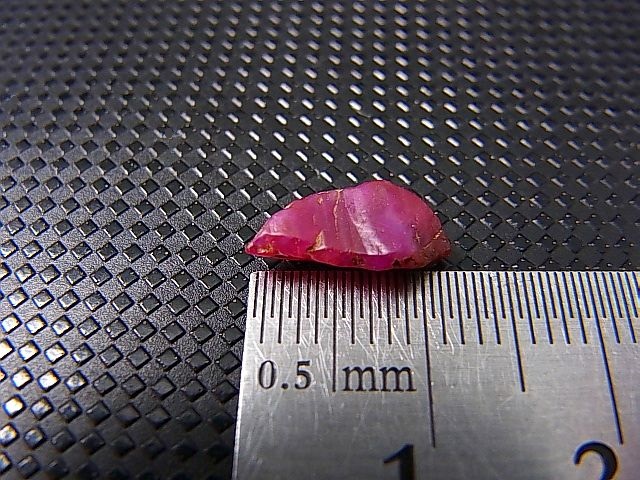 画像: ベトナムLuc Yen産シルキーサファイア原石（犬牙型） 2.5カラット