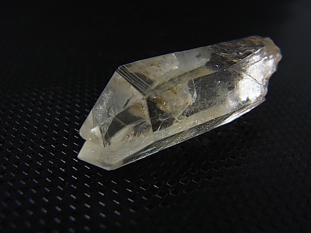 ノルウェー産ウォータークリア・ライトスモーキークオーツ（タン