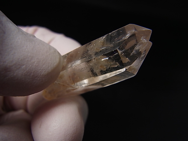 ノルウェー産ウォータークリア・ライトスモーキークオーツ（タン