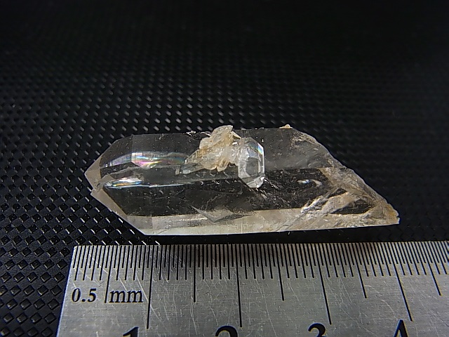 ノルウェー産ウォータークリア・ライトスモーキークオーツ（タン