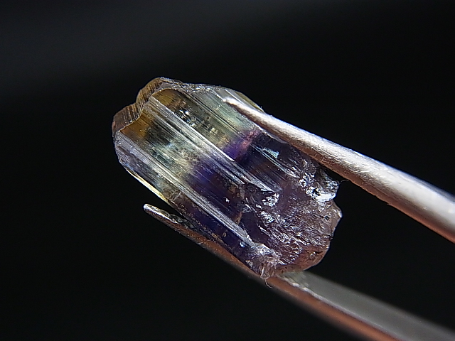 ジェムクオリティ：タンザナイト原石（バイカラー） 6.8カラット