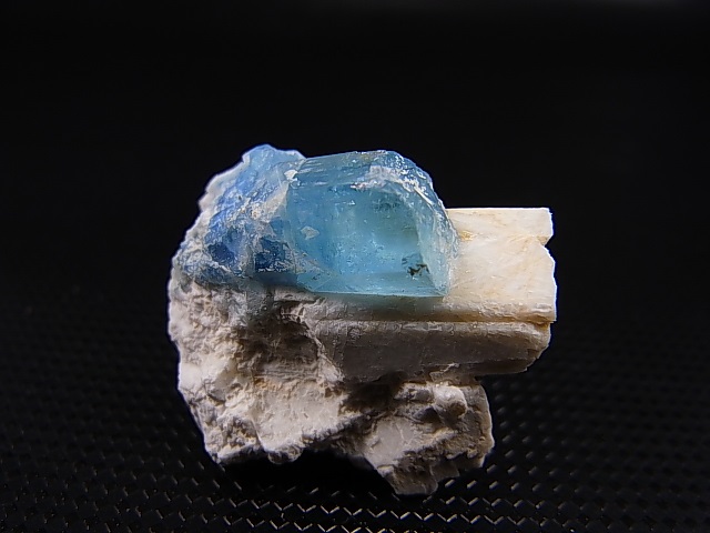 画像: ベトナム・タインホア産アクアマリン付き微斜長石 11.4g