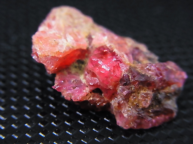 画像: タンザニア・マヘンゲ産ホットピンクスピネル原石 18.5カラット