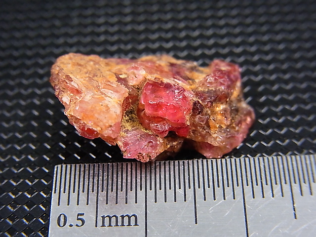 画像: タンザニア・マヘンゲ産ホットピンクスピネル原石 18.5カラット