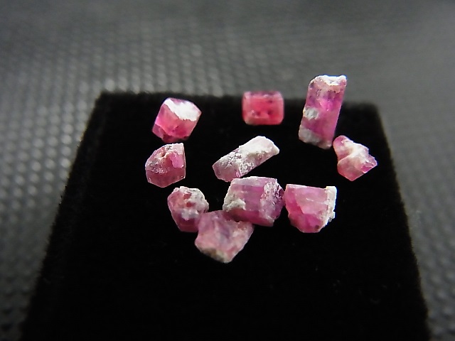 画像: ユタ州ワーワー鉱山産レッドベリル結晶原石 10点セット トータル 1.8カラット