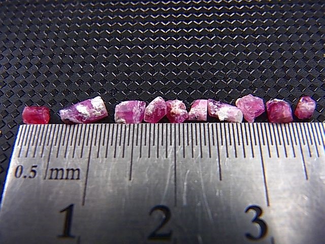 画像: ユタ州ワーワー鉱山産レッドベリル結晶原石 10点セット トータル 1.8カラット